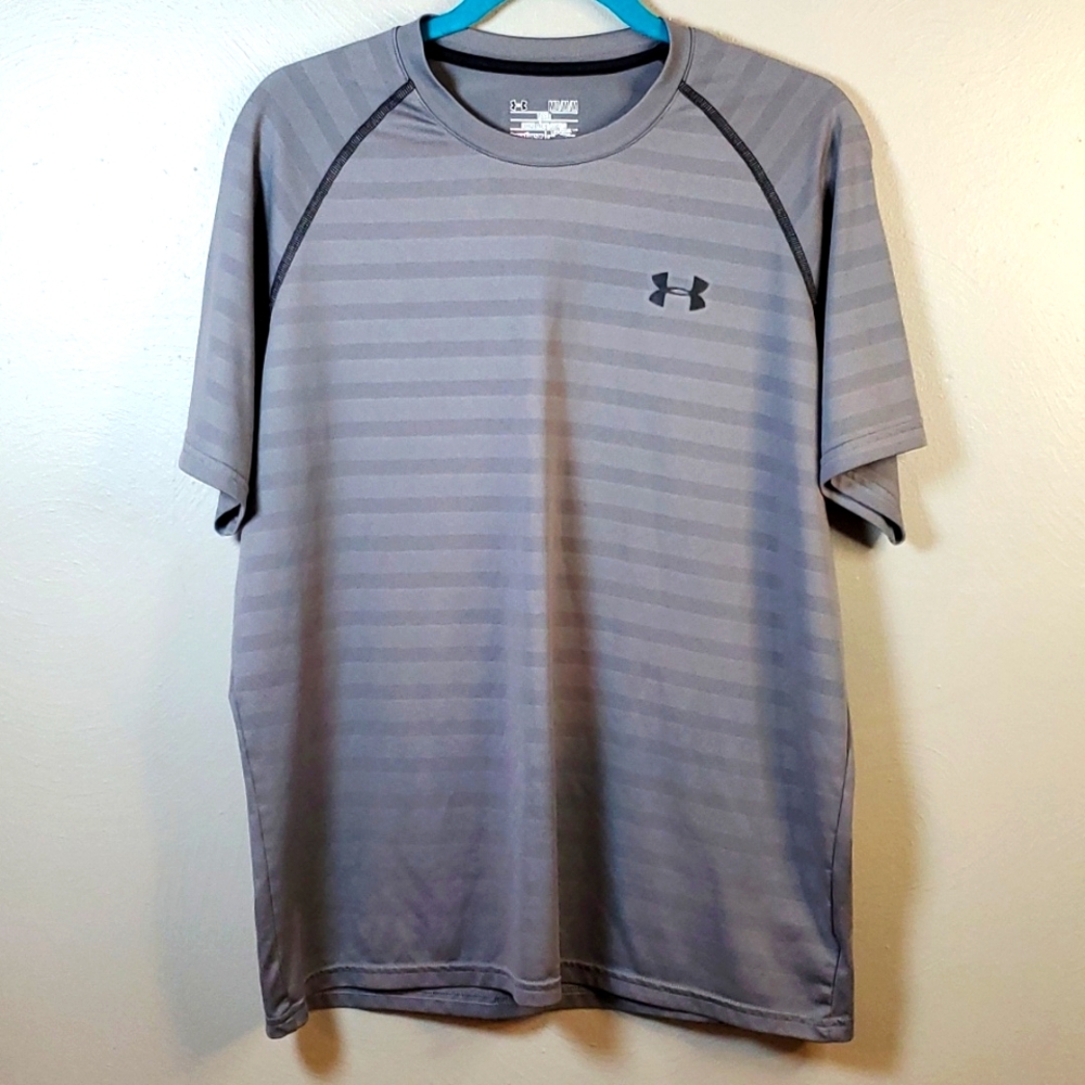 Under Armour men's short sleeve, loose fit shirt. Size medium, gray
